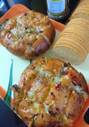A picture of Cheese chilli garlic bread.