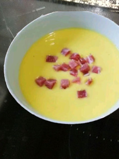 Una foto de Salmorejo de mango con calabacín