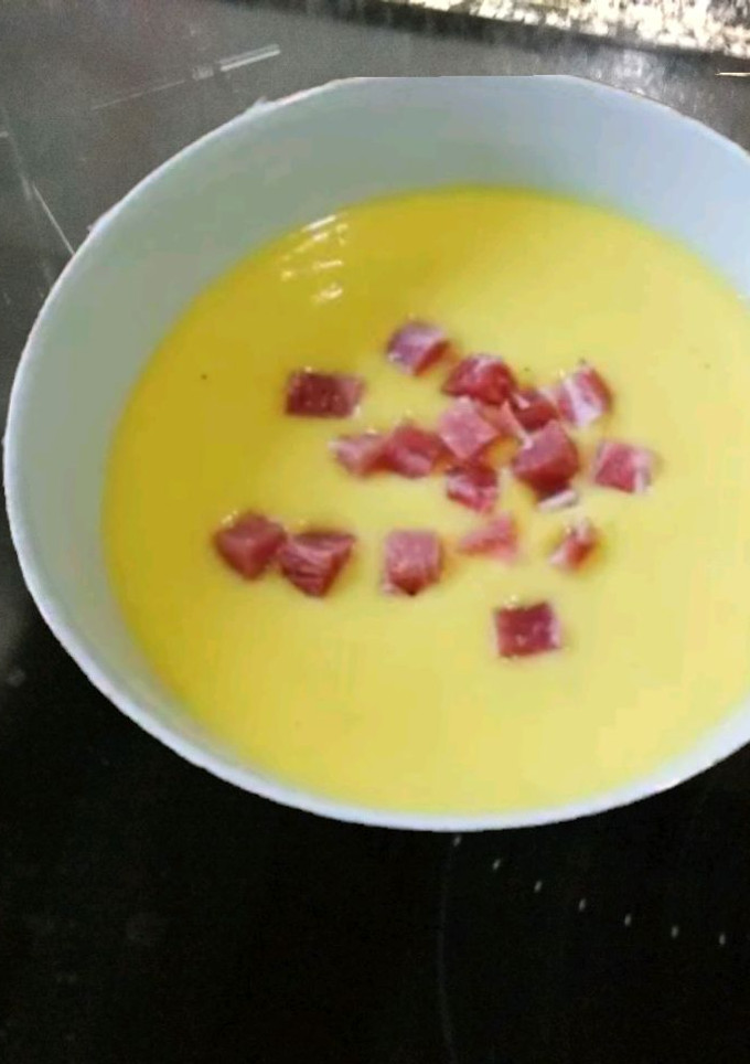 Una foto de Salmorejo de mango con calabacín