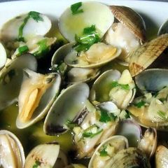 A picture of clams in white wine sauce (portuguese ameijoas a bulhao de patob).