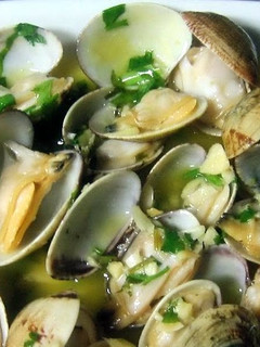 A picture of clams in white wine sauce (portuguese ameijoas a bulhao de patob).