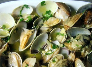 A picture of clams in white wine sauce (portuguese ameijoas a bulhao de patob).