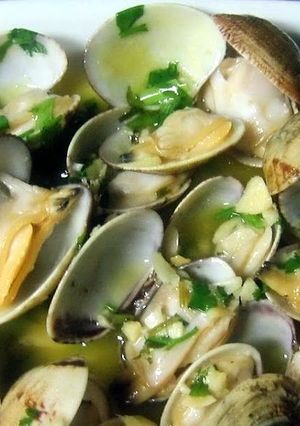 A picture of clams in white wine sauce (portuguese ameijoas a bulhao de patob).