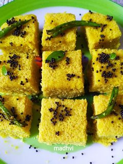 खमन ढोकला (Khaman Dhokla recipe in Hindi) रेसिपी मुख्य फोटो