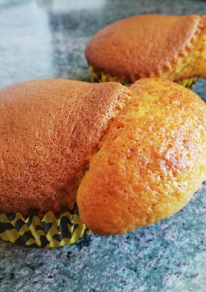 Una foto de Magdalenas reventonas de plátanos y chocolate