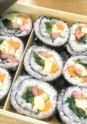 Hình của món Kimbap Hàn Quốc đơn giản.