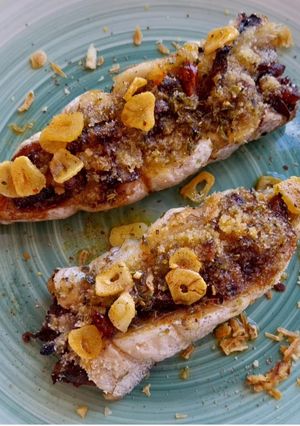 Una foto de Pescadilla crujiente rellena de bacon y cebolla al vino tinto