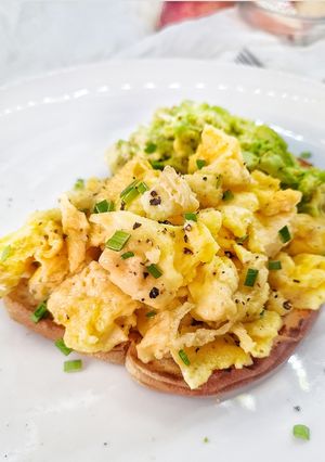 Una foto de Huevos revueltos esponjosos