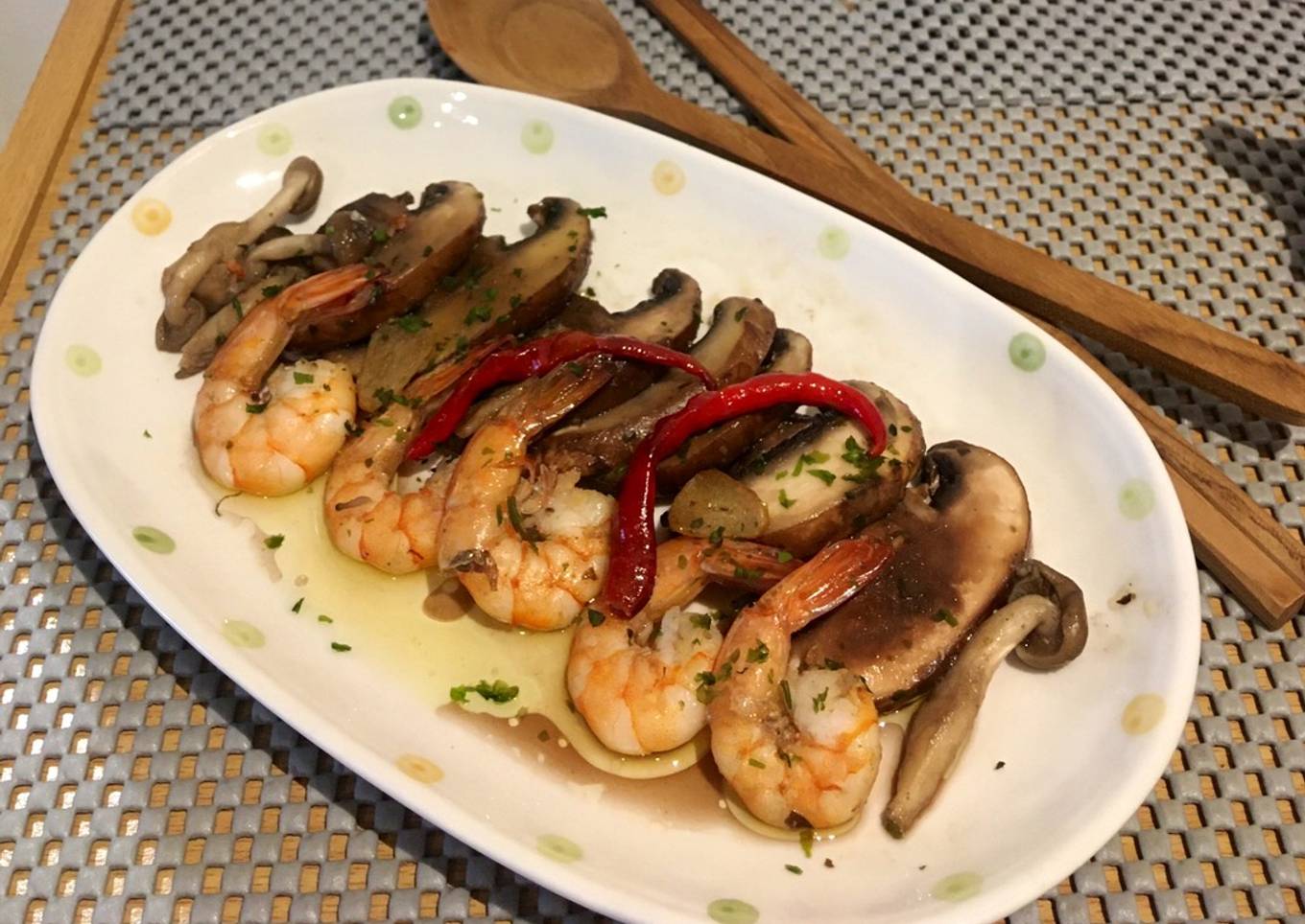 Ajjilo ahijo,Spanish sauté shrimp and mashroom