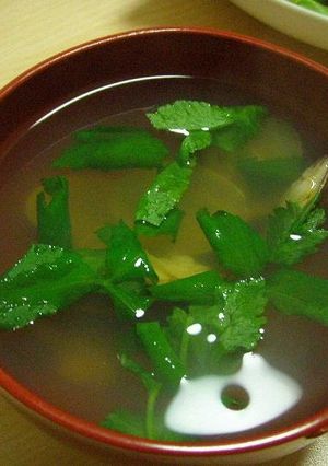 A picture of Clear Soup with Manila Clams.