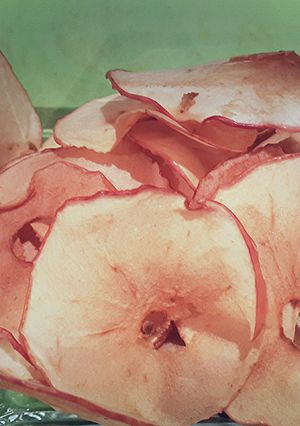 A picture of Apple chips delicious natural n healthy.