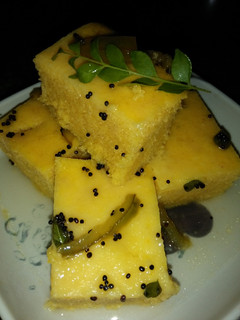 बेसन का ढोकला (Besan ka dhokla recipe in hindi) रेसिपी मुख्य फोटो