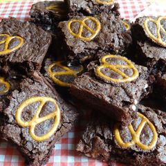A picture of Pretzel brownies.