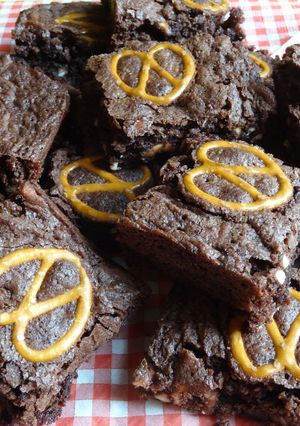 A picture of Pretzel brownies.