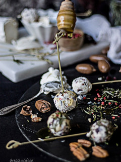 Una foto de Trufas de queso cabra, arándanos y nueces pecanas con miel