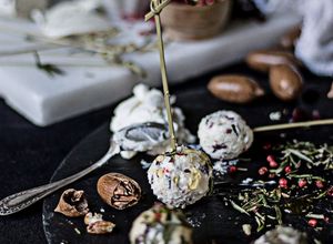 Foto principal de Trufas de queso cabra, arándanos y nueces pecanas con miel