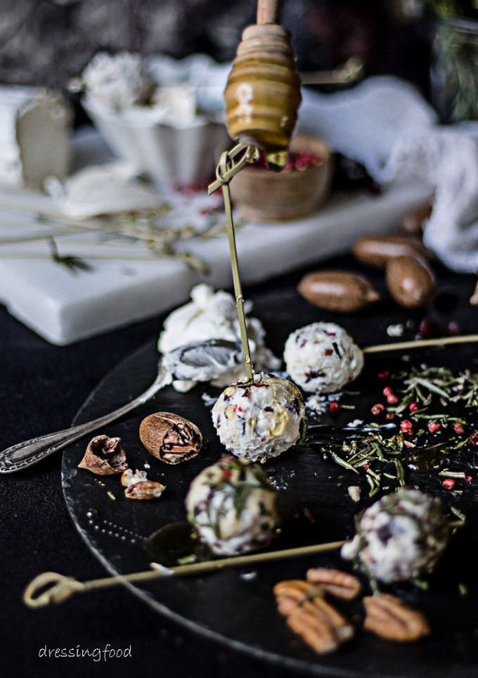 Una foto de Trufas de queso cabra, arándanos y nueces pecanas con miel
