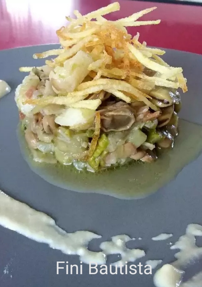 Una foto de Habas con bacalao y patatas paja
