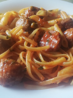 Una foto de Pasta con albóndigas en salsa
