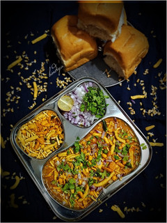 મહારાષ્ટ્રીયન મિસલ પાવ (Maharashtrian Misal Pav Recipe In Gujarati) રેસીપી મુખ્ય ફોટો