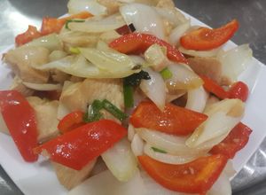 Hình của món Gà xào ớt chuông.