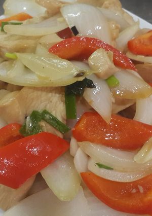 Hình của món Gà xào ớt chuông.