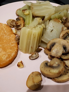 Una foto de Salmón con guarnición saludable