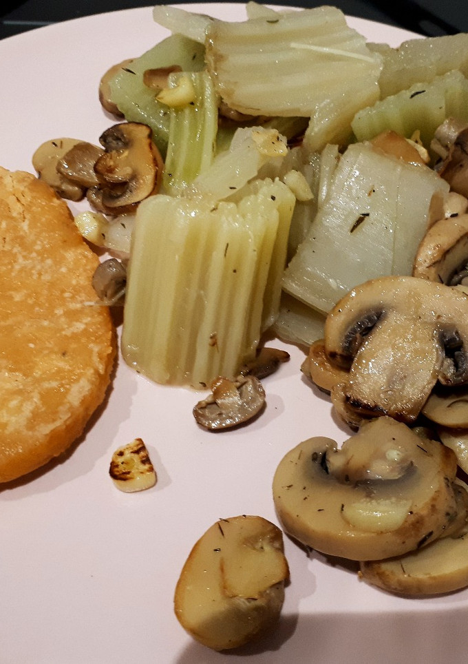 Una foto de Salmón con guarnición saludable