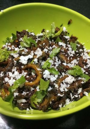 कारल्याची भाजी (Karlyachi Bhaji Recipe In Marathi) रेसिपी चे मुख्य फोटो 