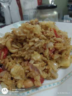 Una foto de Arroz tailandés vegano con piña