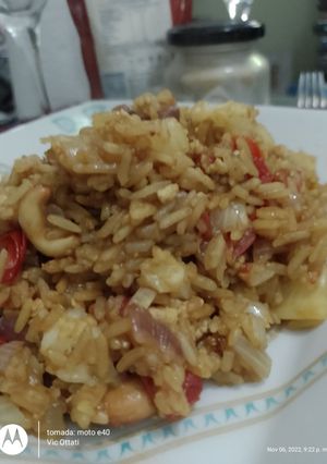 Una foto de Arroz tailandés vegano con piña