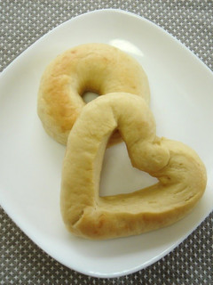 A picture of Tofu Bagels with Honey & Milk.