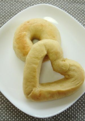 A picture of Tofu Bagels with Honey & Milk.