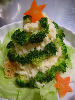 A picture of Christmas 2008 Potato Salad Christmas Tree.