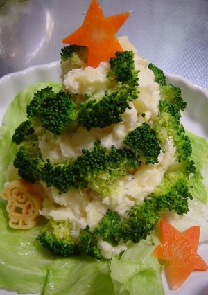 A picture of Christmas 2008 Potato Salad Christmas Tree.