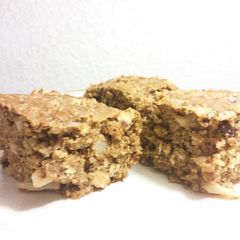 A picture of Apple-walnut breakfast cake.