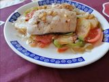 Merluza al horno con patatas y verduras