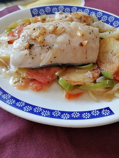 Una foto de Merluza al horno con patatas y verduras