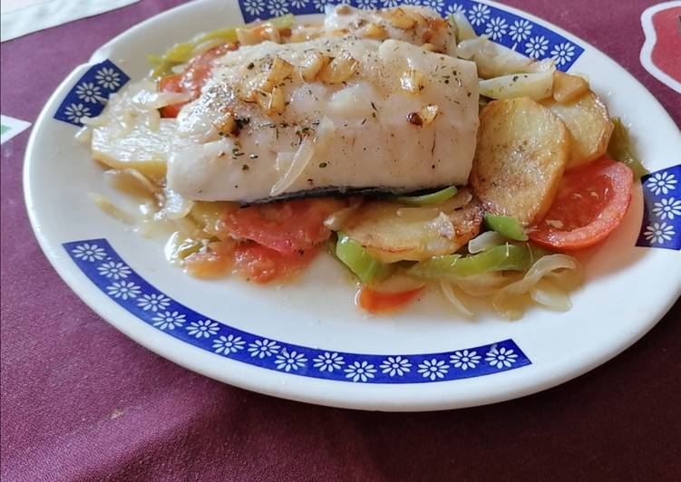 Merluza al horno con patatas y verduras