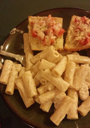 A picture of Easy creamy chicken and garlic alfredo.