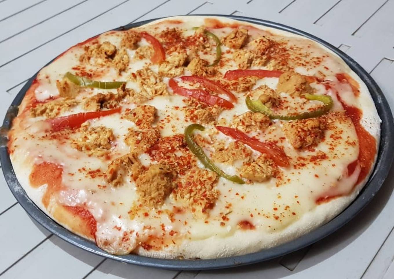 Chicken tikka white sauce cheese pizza