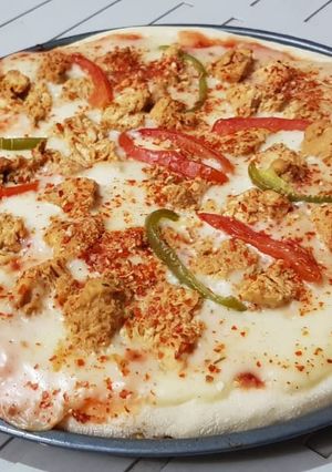 A picture of Chicken tikka white sauce cheese pizza.
