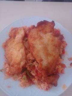 Una foto de Arroz con pisto, y pechugas de pollo