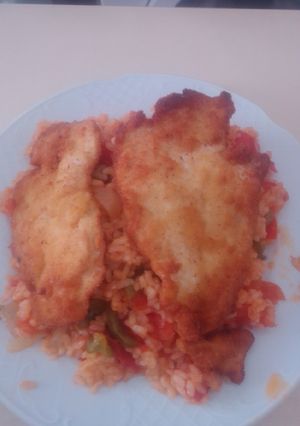 Una foto de Arroz con pisto, y pechugas de pollo
