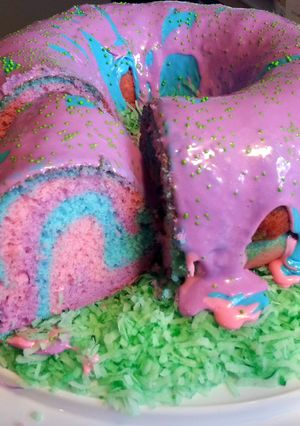A picture of Round Rainbow Cake.