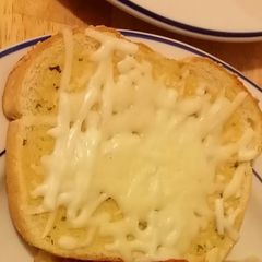 A picture of Taisen's cheesey garlic bread.