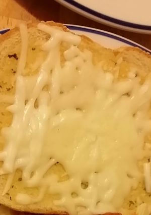 A picture of Taisen's cheesey garlic bread.