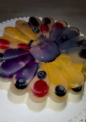 Foto di Aspic fiori&frutti su pannacotta al cioccolato bianco