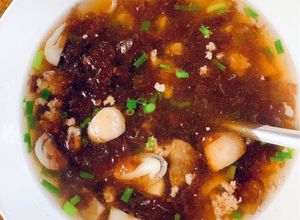 Hình của món Canh rong biển nấm rơm thịt bằm.