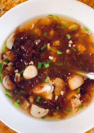 Hình của món Canh rong biển nấm rơm thịt bằm.